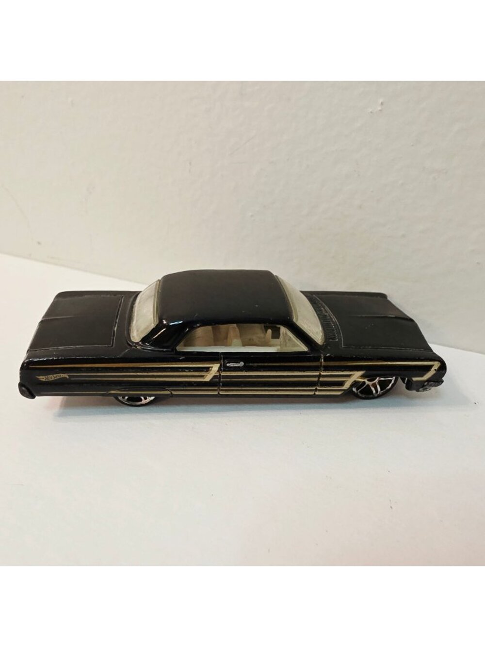 Hot Wheels Muscle Mania 1964 Chevy Impala 2-Door Hardtop Black/Gold